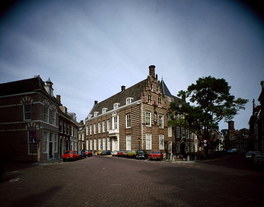 835965 Gezicht op de Pausdam te Utrecht met het Paushuize (Kromme Nieuwegracht 49) en rechts de Kromme Nieuwegracht.